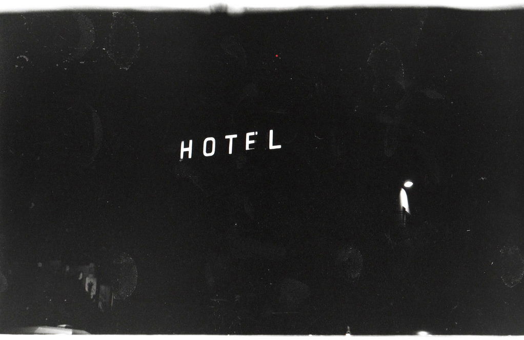 hotel scritta nella notte