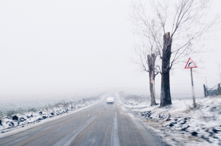 strada innevata 