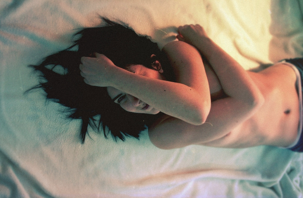 ritratto di donna nuda sul letto