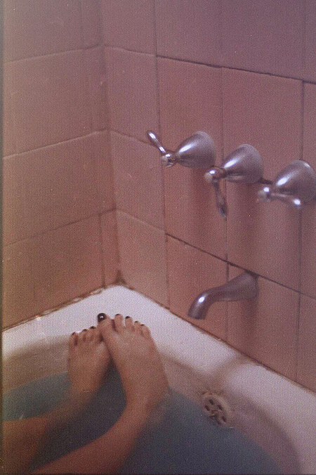piedi dentro ad una vasca da bagno