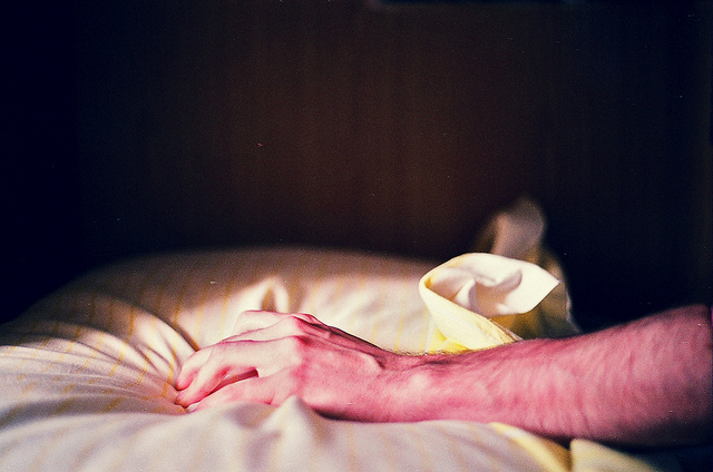 mano sul letto