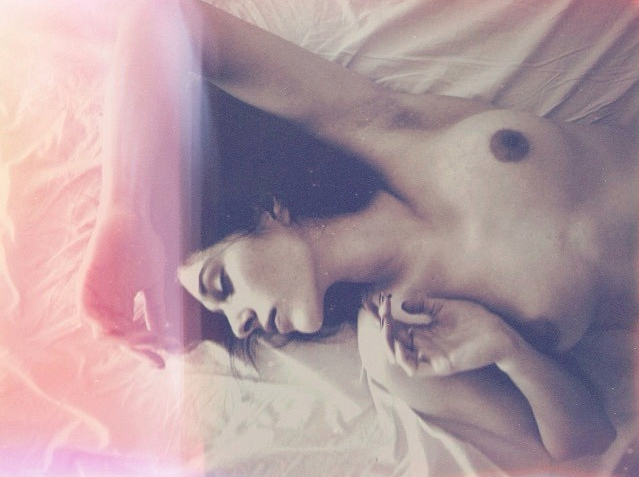 donna nuda su letto