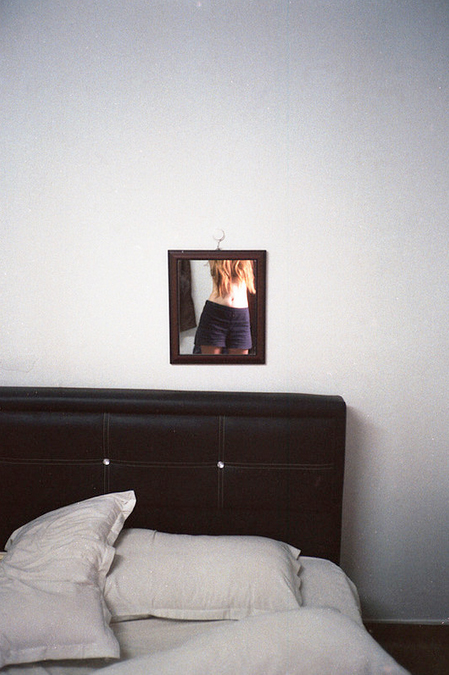 riflesso donna camera da letto